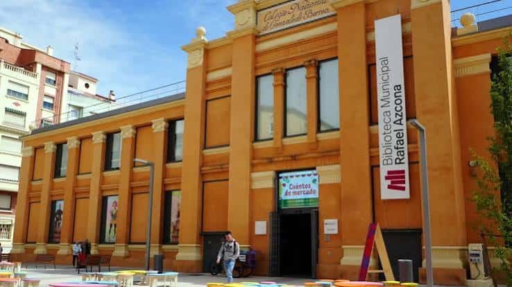 Fachada exterior de la Biblioteca Rafael Azcona con su distintivo color naranja y letrero vertical