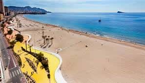 Vista panorámica de la Playa de Poniente con el mar Mediterráneo y la montaña de Benidorm al fondo