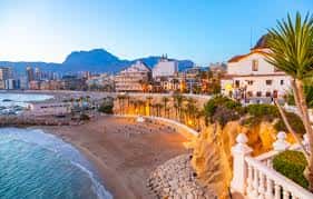 Atardecer en la Playa de Poniente con vistas a la ciudad y el mar