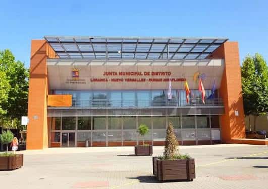 Fachada principal de la Junta Municipal de Distrito de Loranca-Nuevo Versalles y Parque Miraflores en Fuenlabrada