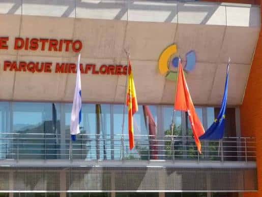 Detalle de la fachada con letrero del distrito y banderas de España, Unión Europea y Comunidad de Madrid