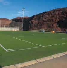 Campo de fútbol del Complejo Deportivo Montaña de Taco con fondo montañoso