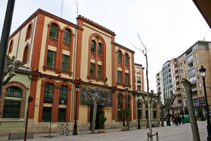 Vista exterior del edificio La Gota de Leche en Logroño durante el día