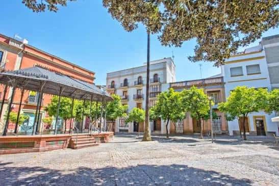 Plaza del Banco en un día soleado, mostrando el templete y la arquitectura colonial