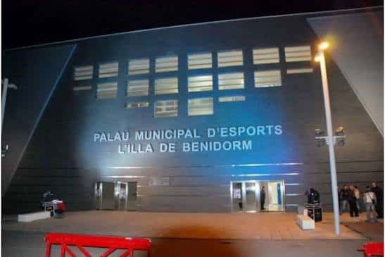 Vista nocturna de la fachada exterior del Palau d'Esports l'Illa de Benidorm
