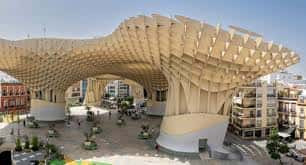 Vista aérea del Metropol Parasol con su estructura de madera y plaza inferior