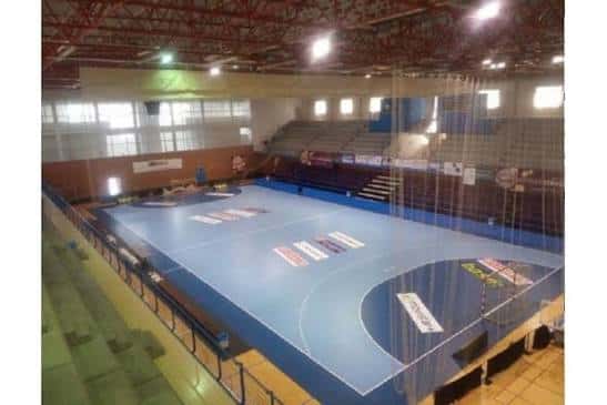 Vista general del interior del pabellón deportivo con pista de baloncesto y gradas