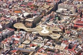 Panorámica de Sevilla mostrando el Metropol Parasol entre los tejados de la ciudad