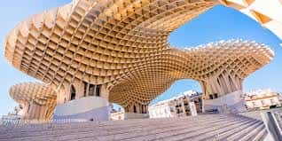 Detalle arquitectónico de la estructura de madera del Metropol Parasol bajo cielo azul