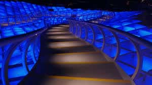 Pasarela iluminada en azul dentro del Metropol Parasol durante la noche