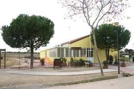 Vista exterior del Centro de Educación Ambiental Polvoranca con fachada amarilla y árboles circundantes