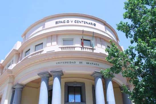Detalle de la fachada principal con el nombre del edificio