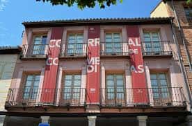 Fachada exterior del Corral de Comedias con banderines decorativos