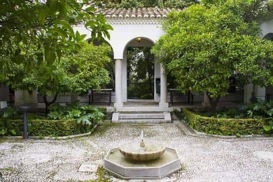 Jardín interior con fuente y arquitectura clásica