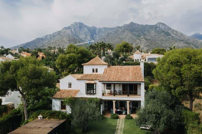 Vista aérea de la finca con montañas al fondo