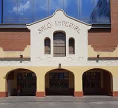 Fachada del Saló Imperial con arquitectura clásica y detalles ornamentales