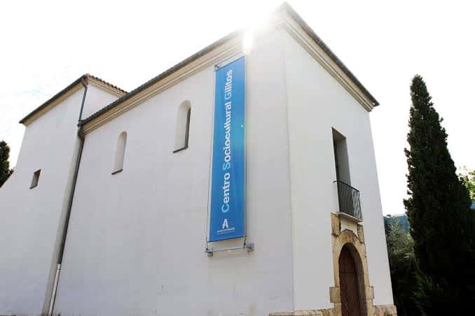 Fachada exterior del Centro Sociocultural Gilitos con cartel azul