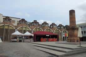 Plaza exterior de la Sala Muncunill con eventos al aire libre y la chimenea industrial