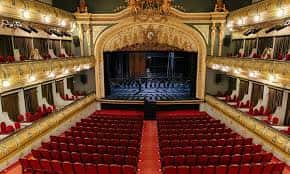 Interior del Gran Teatro de Elche con butacas rojas y decoración dorada