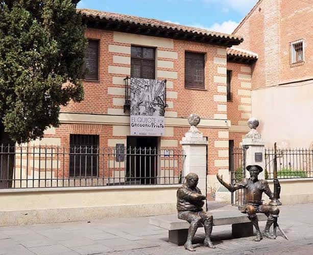 Fachada principal del Museo Casa Natal de Cervantes con esculturas de Don Quijote y Sancho Panza