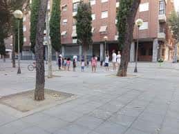 Plaza Conde de Barcelona en Salamanca con personas caminando y árboles alrededor