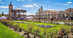 Plaza del Casco Histórico con jardín, kiosco y edificios coloniales bajo cielo azul