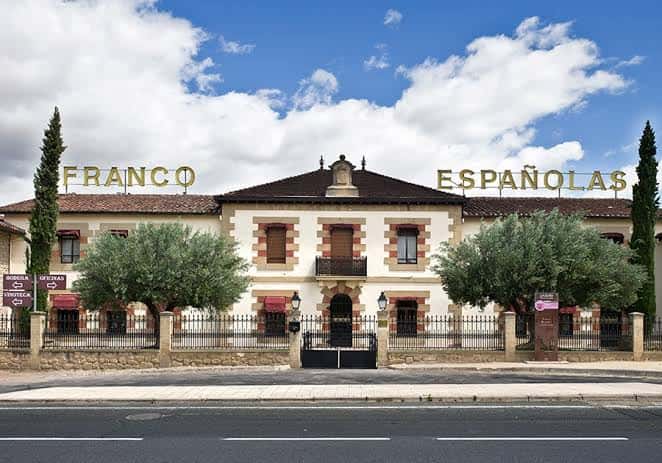 Fachada principal de Bodegas Franco-Españolas con el nombre en letras doradas