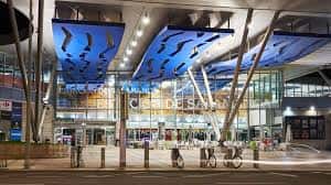 Fachada nocturna del Centro Comercial Vialia Salamanca con iluminación azul y estructura moderna