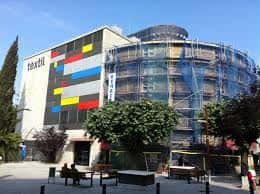 Vista exterior del Centre de Documentació i Museu Tèxtil con fachada moderna y elementos de construcción