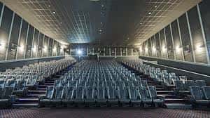 Auditorio vacío del centro comercial con butacas organizadas y techo con paneles acústicos