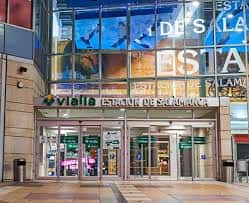 Entrada principal del Centro Comercial Vialia Salamanca con letrero iluminado y acceso a la estación de tren