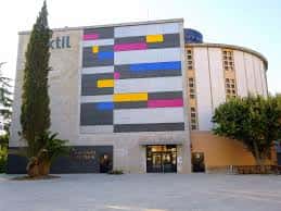 Fachada principal del museo con diseño geométrico colorido y entrada accesible