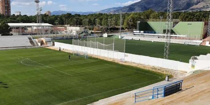 Campo de entrenamiento con porterías y montañas al fondo