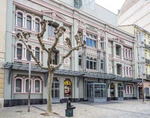 Fachada principal del Teatro Bretón de los Herreros con detalles arquitectónicos y árbol en primer plano