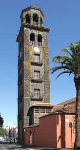 Torre de la Iglesia de San Benito Abad con vista al cielo azul