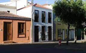 Vista de la arquitectura tradicional canaria en la Plaza de San Benito