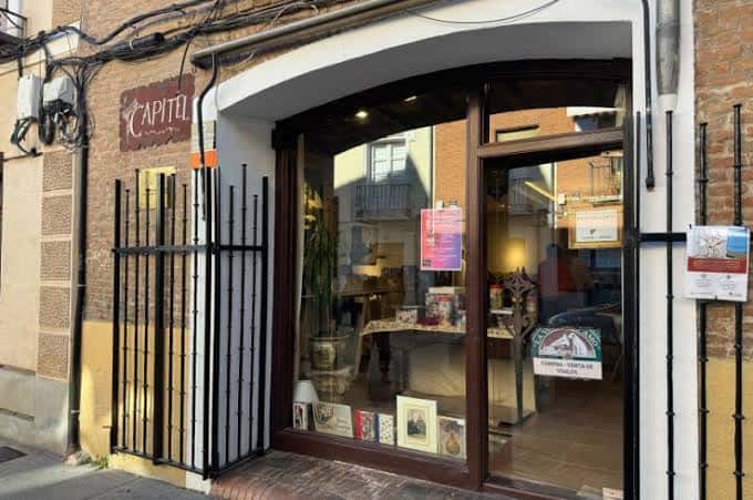 Fachada de la Librería Capitel en Alcalá de Henares con letrero visible