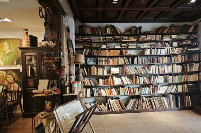 Vista interior de la librería con estanterías de libros y decoración clásica