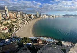 Vista elevada de la playa y la ciudad de Benidorm desde una colina