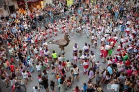 Vista aérea de la plaza con una multitud de personas y una estatua en el centro