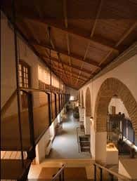 Interior del edificio con bóvedas de ladrillo y techumbre de madera, espacio apto para eventos