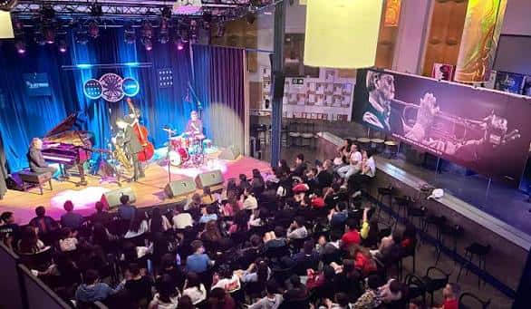 Concierto de jazz en vivo en el escenario principal con público sentado