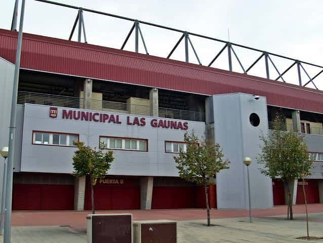 Fachada exterior del Estadio Municipal Las Gaunas con letrero identificativo