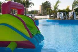 Piscina con tobogán inflable colorido para ocio familiar