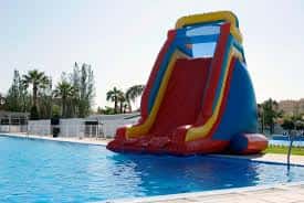 Tobogán acuático de gran tamaño en la piscina principal