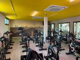 Gimnasio interior con bicicletas estáticas y equipamiento deportivo
