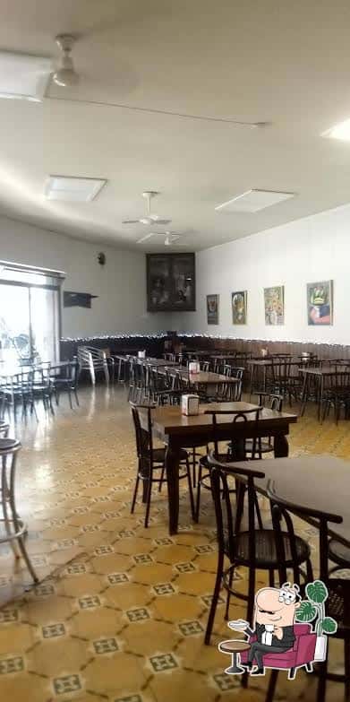Interior del Bar Culla con mesas y sillas dispuestas para eventos