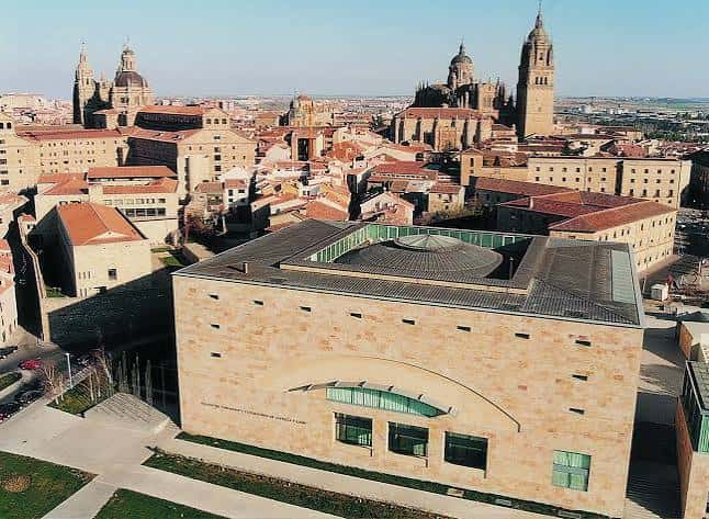 Vista aérea del Palacio de Congresos con la Catedral de Salamanca al fondo