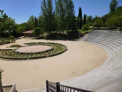 Amphitheater del Parque de la Paz con gradas de piedra y jardín central