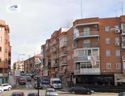 Vista general de la calle Paseo de la Pampa con edificios residenciales y tráfico